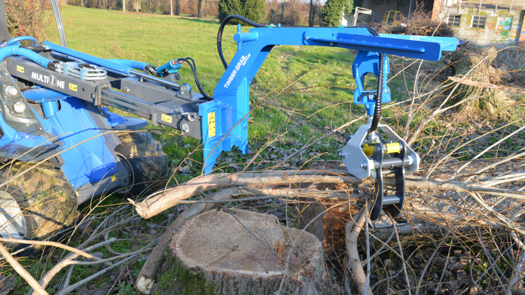 multione-c890586-drapak-na-drevo